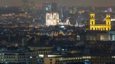 Paris 'te gece vakti çatıların üstündeki hava manzarası.