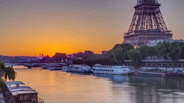 Eiffeltornet och floden Seine vid Sunrise timelapse, Paris, Frankrike — Stockvideo