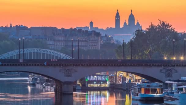 Basiliek Sacre Coeur en de Seine rivier nacht naar dag overgang timelapse voor zonsopgang, Paris, Frankrijk. — Stockvideo