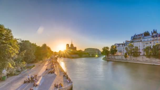 Achteraanzicht van de Notre Dame De Paris kathedraal bij zonsondergang met zon in het frame timelapse. — Stockvideo