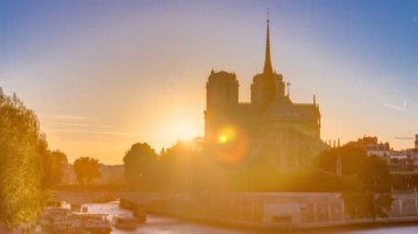 Günbatımında Notre Dame De Paris Katedrali 'nin arka görüntüsü..