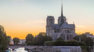 Notre Dame De Paris Katedrali 'nin arka görüntüsü günden geceye, gün batımından sonra..