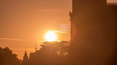 Günbatımında Notre Dame De Paris Katedrali 'nin arka görüntüsü..