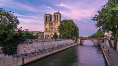 Notre Dame De Paris Katedrali 'nin önü Gün batımından sonra gece saatine.