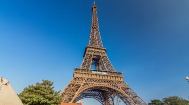 Eiffel Kulesi 'nde gün batımında sıcak ışık ve hiperhız..