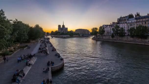 Οπίσθια άποψη του Notre Dame De Paris καθεδρικό ναό μέρα με νύχτα timelapse μετά το ηλιοβασίλεμα. — Αρχείο Βίντεο