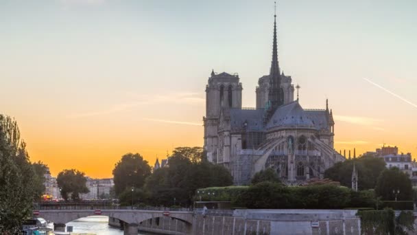 Achteraanzicht Notre Dame De Paris kathedraal van dag tot nacht timelapse after sunset. — Stockvideo
