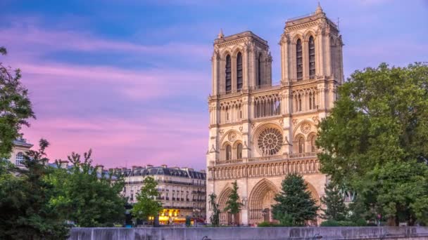 Vista frontal de la catedral de Notre Dame De Paris día a noche timelapse después de la puesta del sol. — Vídeos de Stock