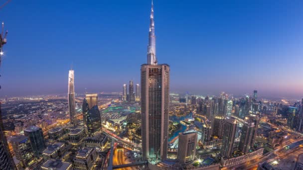 Dubai Downtown μέρα νύχτα timelapse σύγχρονους πύργους πανοραμική θέα από την κορυφή στο Ντουμπάι, Ηνωμένα Αραβικά Εμιράτα. — Αρχείο Βίντεο