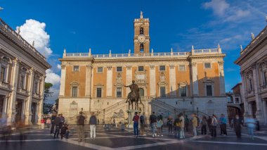 Capitoline Tepesi Simgesel Yapı kare timelapse hyperlapse tarafından Michelangelo tasarladı. Saat Kulesi ve Mark Aurelius bronz heykeli neo klasik müzeler binalarla çevrili kare