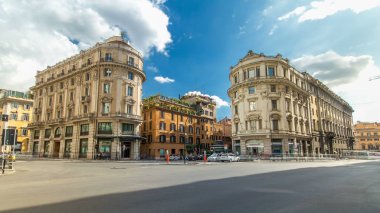Kentsel sahne timelapse hyperlapsein Roma İtalya. Roma İtalya ve gün ışığından yararlanma Şehir trafiği eski binalar