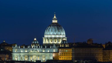 St. Peter's katedral timelapse Pincio simgesel yapı Roma, İtalya'dan gece manzaraya. Üstten bakış kapatın