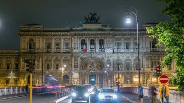 Roma, İtalya. Adalet Sarayı (Palazzo di Giustizia) gece timelapse - Ponte Sant ile bina Adliye ' Umberto Köprüsü. Yolda trafik