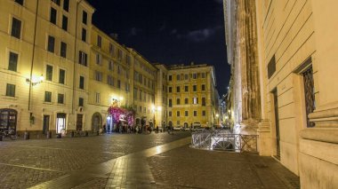 Roma timelapse hyperlapse sokaklarında Çeşme Trevi gösteren restoran ve insanlar bulanıklık gece Pantheon yürüme mesafesindedir. Gece çalıştırmak