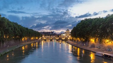 Roma, İtalya: St. Peter's Basilica, Saint Angelo Köprüsü ve Tiber Nehri gece gün batımı gün sonra timelapse hyperlapse geçiş. Güzel bulutlu gökyüzü ile Köprüsü'nden görüntülemek