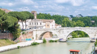 Isola Tiberina Timelapse Roma 'nın en büyük Tibera nehri adasıdır. Bu küçük ada Trastevere bölgesine giden yolda çekici bir turistik yerdir. Köprüden görüntüle