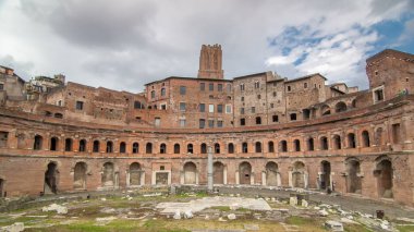 Panoramik bir tarih Trajan'ın pazar timelapse hyperlapse (Mercati Traianei) Via dei Fori Imperiali, Roma, İtalya. Clody gökyüzü