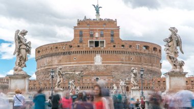 Saint Angel Şatosu Sant Angelo ve Ponte Sant Angelo 'yu Tiber nehri zaman dilimi üzerine köprüleyin, Roma, İtalya. Yan taraftaki heykel ve bulutlu gökyüzü
