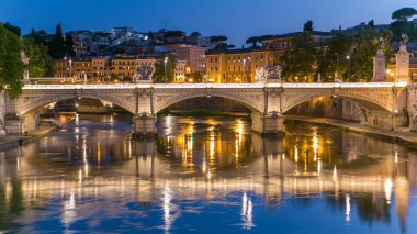 Ponte Vittorio Emanuele II gece geçiş timelapse Roma, İtalya, mimar Ennio De Rossi içinde Tiber gün arasında köprüdür, rione Borgo ile Roma'nın tarihi merkezi ve Vatikan, Roma Pons Neronianus yakın bağlar.
