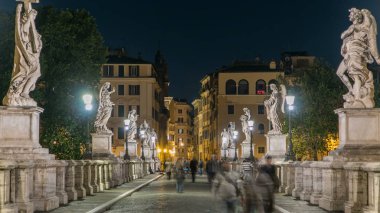 Ponte Sant'Angelo Köprüsü timelapse yakınındaki Castel Sant'Angelo (reklam 135), Hadrian, Türbesi Tiber Nehri geçerken çarpıcı şimdi bir müze ve Sanat Galerisi Roma'nın göbeğindeki gece ışıklı.