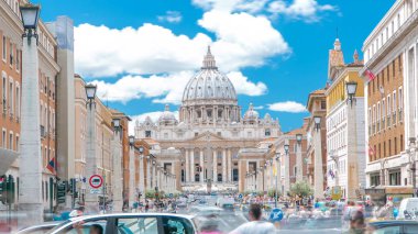 Roma, İtalya, Vatikan timelapse: St. Peter's Bazilikası Vatikan şehir devleti görünümünde Via della Conciliazione, uzlaşma yolu üzerinden. Yolda trafik ile mavi bulutlu gökyüzü