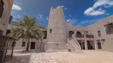 Ajman Müzesi timelapse hyperlapse mavi bulutlu gökyüzü, Birleşik Arap Emirlikleri 4k ile tarihi kalede