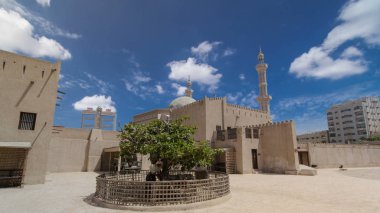 Ajman Müzesi timelapse hyperlapse mavi bulutlu gökyüzü, Birleşik Arap Emirlikleri 4k ile tarihi kalede