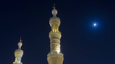 Ajman timelapse hyperlapse sokaklarda ışıkları ile gece anda sürücü. Ajman Emirliği Ajman, Birleşik Arap Emirlikleri başkentidir. 4k