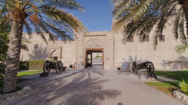 Ajman Müzesi timelapse hyperlapse mavi bulutlu gökyüzü, Birleşik Arap Emirlikleri 4k ile tarihi kalede