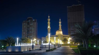 Ajman timelapse hyperlapse sokaklarda ışıkları ile gece anda sürücü. Ajman Emirliği Ajman, Birleşik Arap Emirlikleri başkentidir. 4k