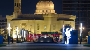 Sharjah, Birleşik Arap Emirlikleri - Eylül 2016: Al Noor camide Sharjah Çeşme timelapse ile gece. Birleşik Arap Emirlikleri