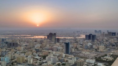 Cityscape Ajman çatı timelapse dan ile gündoğumu. Ajman Emirliği Ajman, Birleşik Arap Emirlikleri başkentidir. 4k