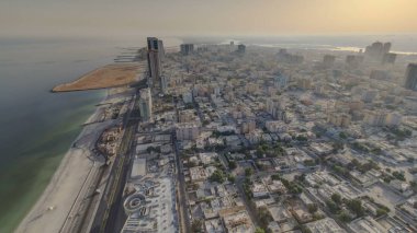 Ajman Cityscape gündoğumu timelapse sonra çatı sabahtan. Ajman Emirliği Ajman, Birleşik Arap Emirlikleri başkentidir. 4k