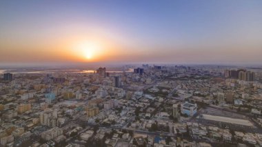 Cityscape Ajman çatı timelapse dan ile gündoğumu. Ajman Emirliği Ajman, Birleşik Arap Emirlikleri başkentidir. 4k