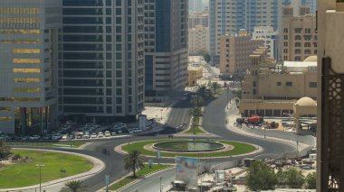 Daire ve gündoğumu gölgeler timelapse ile sonra çatı sabahtan yolda trafik ile Cityscape Ajman. Ajman Emirliği Ajman, Birleşik Arap Emirlikleri başkentidir. 4k