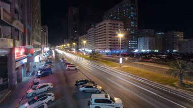 Trafik ışıkları timelapse ile gece Köprüsü'nden yolda ile Cityscape Ajman. Ajman Emirliği Ajman, Birleşik Arap Emirlikleri başkentidir. 4k