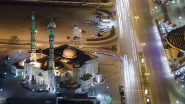 Ajman Cityscape Camii ve çatı katındaki gece günbatımı timelapse sonra yolda trafik ile. Ajman Emirliği Ajman, Birleşik Arap Emirlikleri başkentidir. 4k