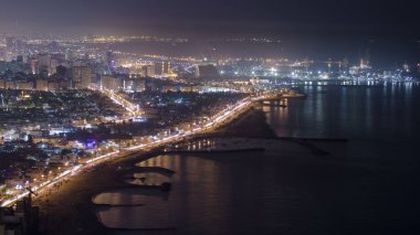 Ajman timelapse hyperlapse sokaklarda ışıkları ile gece anda sürücü. Ajman Emirliği Ajman, Birleşik Arap Emirlikleri başkentidir. 4k
