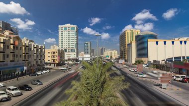 Cityscape Ajman gün avuç içi timelapse ile Köprüsü'nden yolda trafik ile. Ajman Emirliği Ajman, Birleşik Arap Emirlikleri başkentidir. 4k