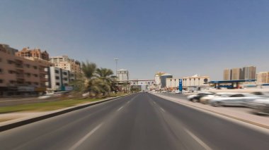 Ajman timelapse hyperlapse sokaklarında sürücüye gün anda. Ajman Emirliği Ajman, Birleşik Arap Emirlikleri başkentidir. 4k