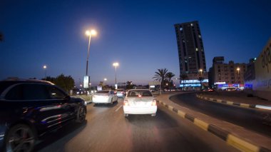 Ajman timelapse hyperlapse sokaklarda ışıkları ile gece anda sürücü. Ajman Emirliği Ajman, Birleşik Arap Emirlikleri başkentidir. 4k