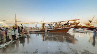 Balık Pazarı Ajman timelapse emirlik içinde balık satan kişilerle ve arka planda gemi. Birleşik Arap Emirlikleri