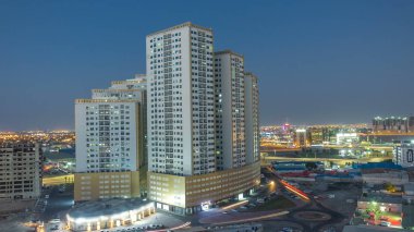 Ajman Cityscape çatı geçiş timelapse kuleleri ve yolda trafik ile gemi günden itibaren. Ajman Emirliği Ajman, Birleşik Arap Emirlikleri başkentidir. 4k