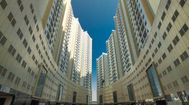 Ajman timelapse hyperlapse modern yeni kuleleri. Cityscape Ajman. Ajman Emirliği Ajman, Birleşik Arap Emirlikleri başkentidir. 4k