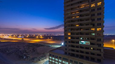 Ajman Cityscape çatı geçiş timelapse binalar ve Dubai Havalimanı'na karayolu ile gemi günden itibaren. Ajman Emirliği Ajman, Birleşik Arap Emirlikleri başkentidir. 4k