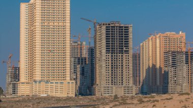 Ajman timelapse hyperlapse sokaklarda ışıkları ile gece anda sürücü. Ajman Emirliği Ajman, Birleşik Arap Emirlikleri başkentidir. 4k