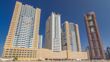 Ajman timelapse hyperlapse sokaklarda ışıkları ile gece anda sürücü. Ajman Emirliği Ajman, Birleşik Arap Emirlikleri başkentidir. 4k