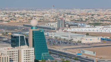Ajman Cityscape modern binalar ve trafik timelapse çatı üzerinden. Ajman Emirliği Ajman, Birleşik Arap Emirlikleri başkentidir. 4k