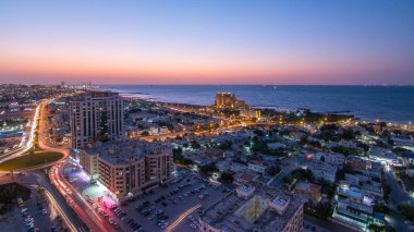 Ajman timelapse hyperlapse sokaklarda ışıkları ile gece anda sürücü. Ajman Emirliği Ajman, Birleşik Arap Emirlikleri başkentidir. 4k