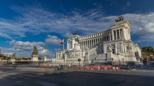 ローマ イタリア 王ヴィットリオ エマヌエーレ タイムラプス Hyperlapse の巨大な騎馬像で有名なヴィットリアーノは 青い曇り空と道路上のトラフィック — ストック写真